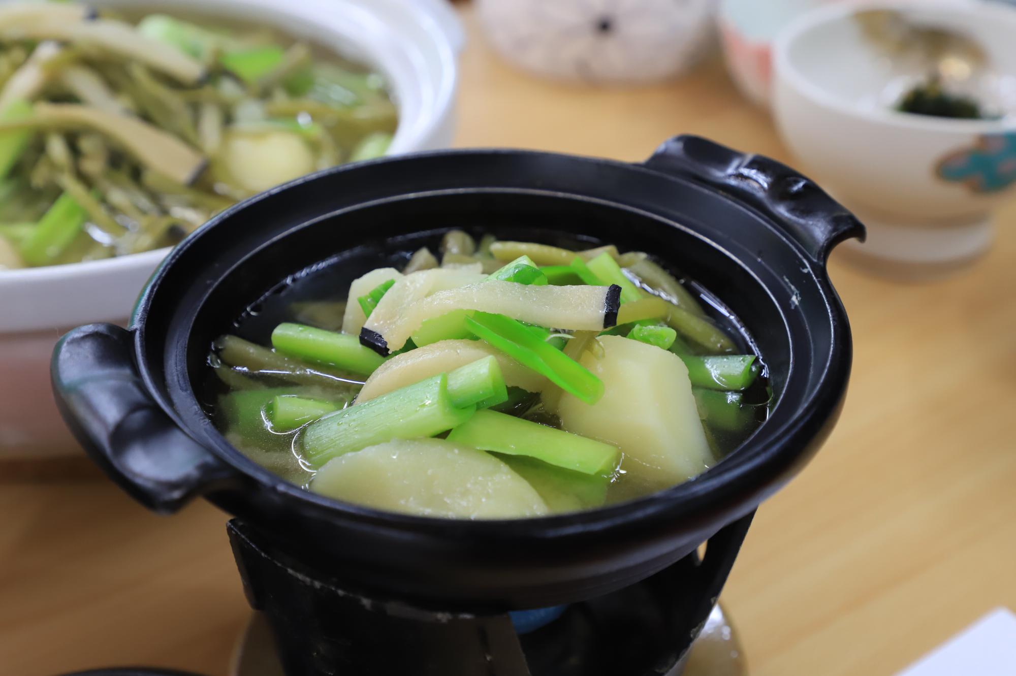 鍋にじゃがいもとうるい、くじら肉が入った汁物の写真