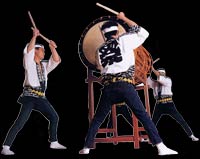 三人の男性が太鼓を叩いている大蔵太鼓の様子の写真