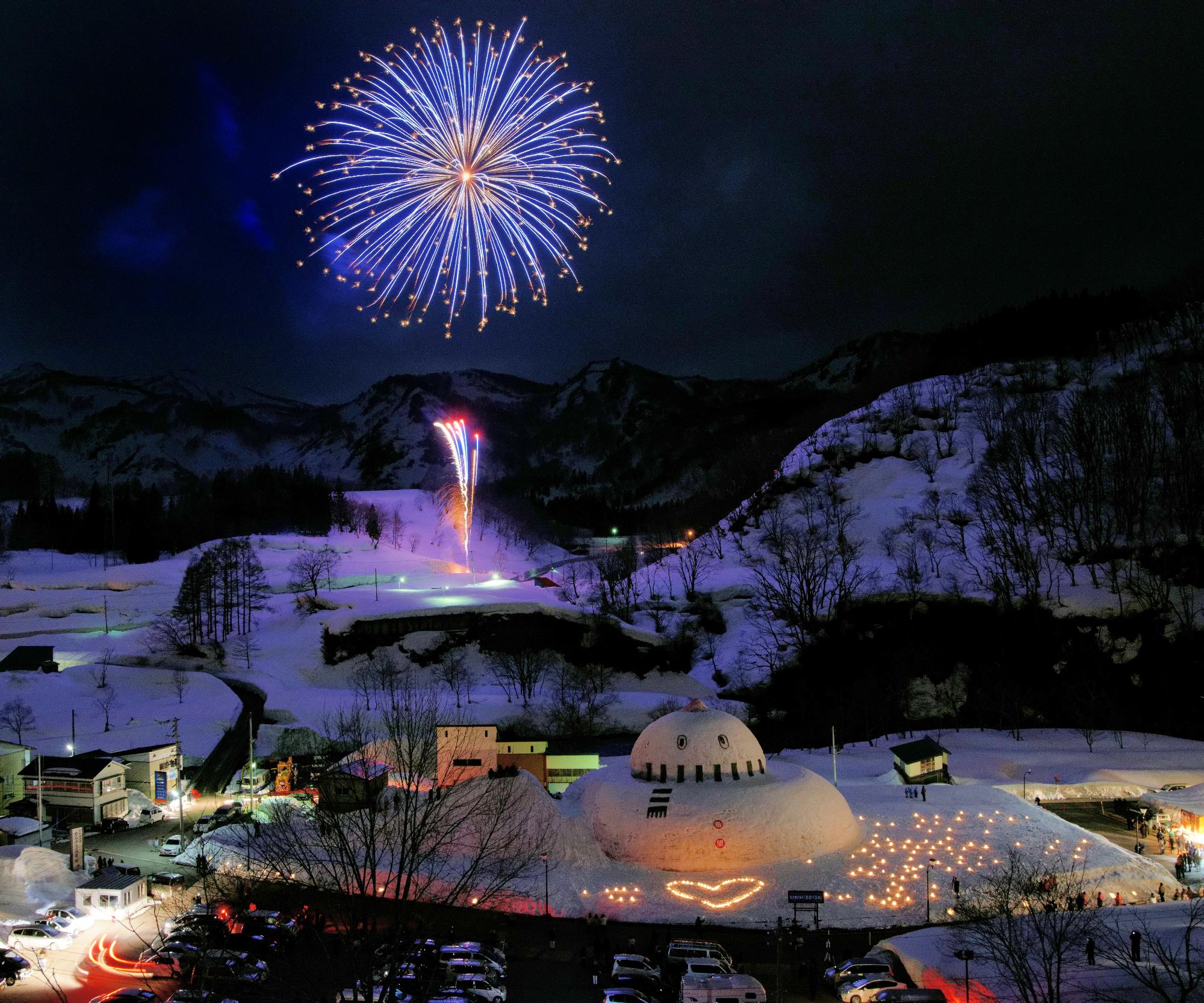 巨大雪だるま「おおくら君」の後ろからの打上げ花火